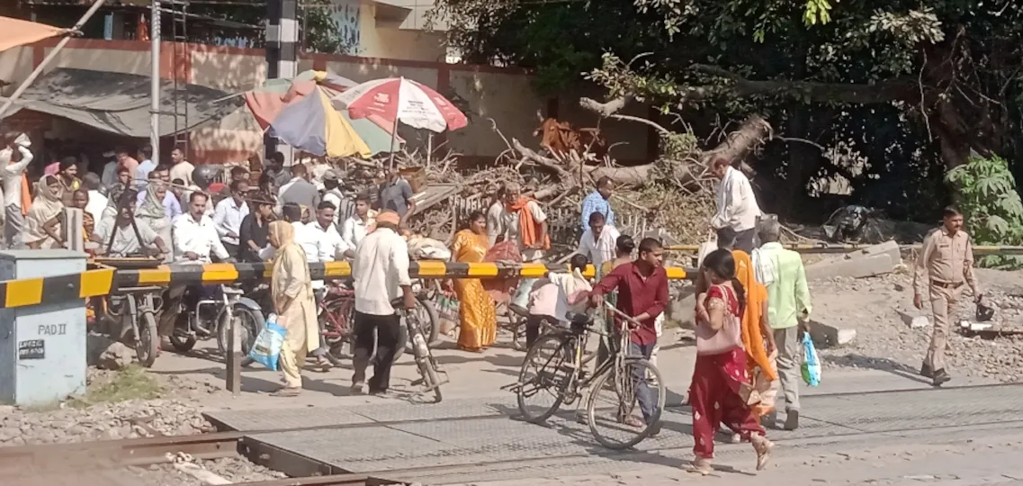 रोडवेज फटकिया की बंद रेलवे क्रासिग से निकलते लोग। जागरण